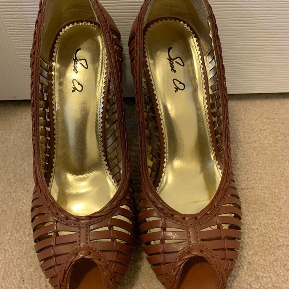 4’ Brown heels - Picture 7 of 7